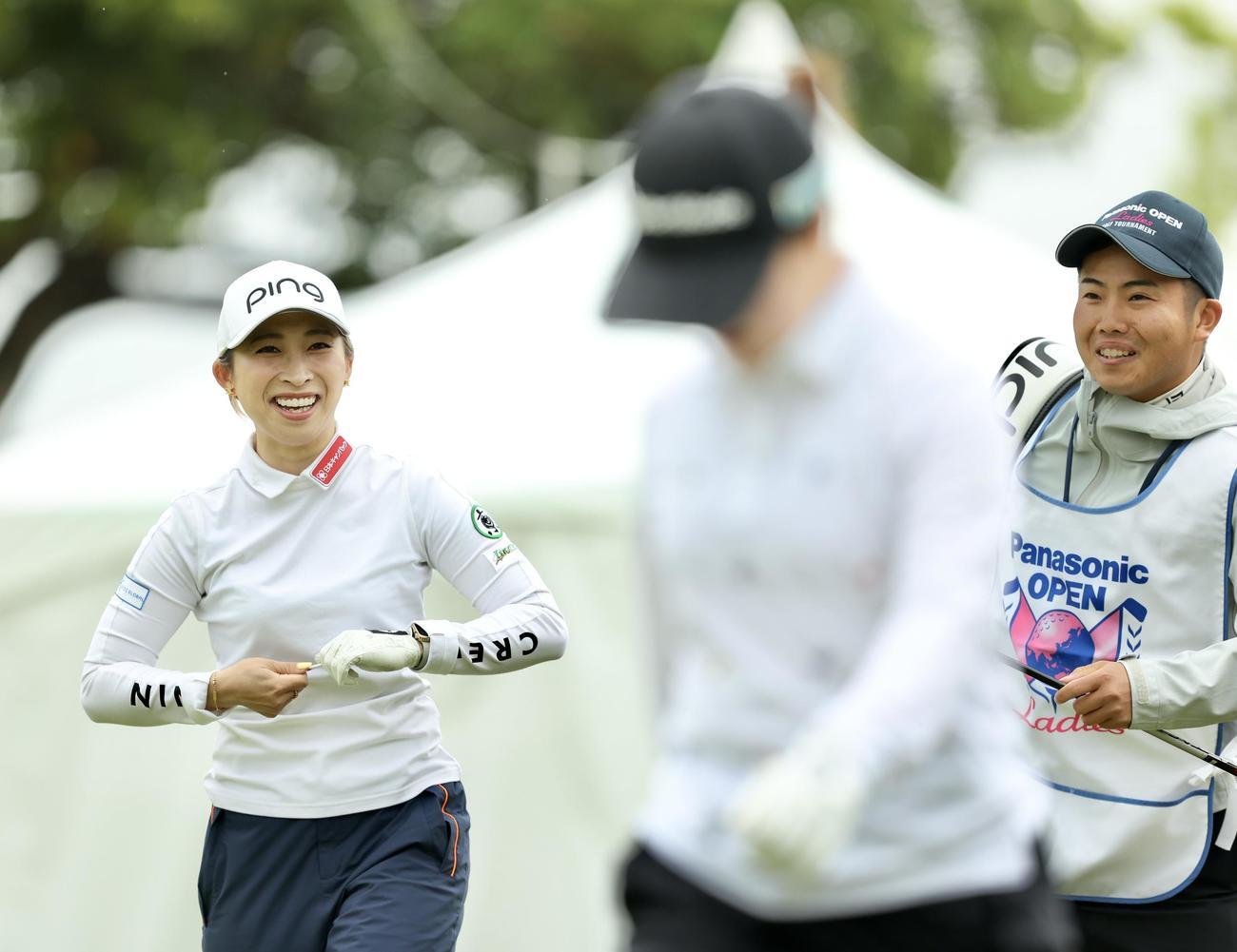 10番、ティーショット後に笑顔で移動する大出（撮影・河田真司）