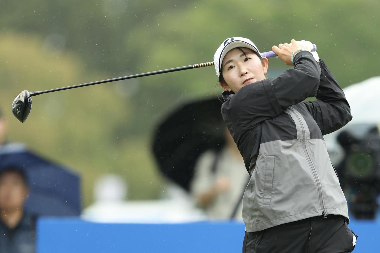 10番、ティーショットを放つ工藤優（撮影・河田真司）