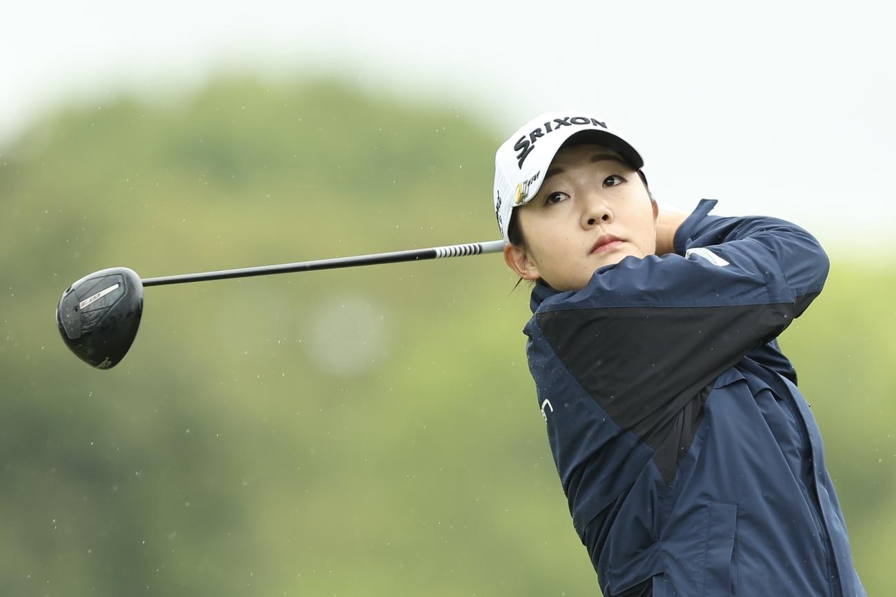 10番、ティーショットを放つ岸部（撮影・河田真司）