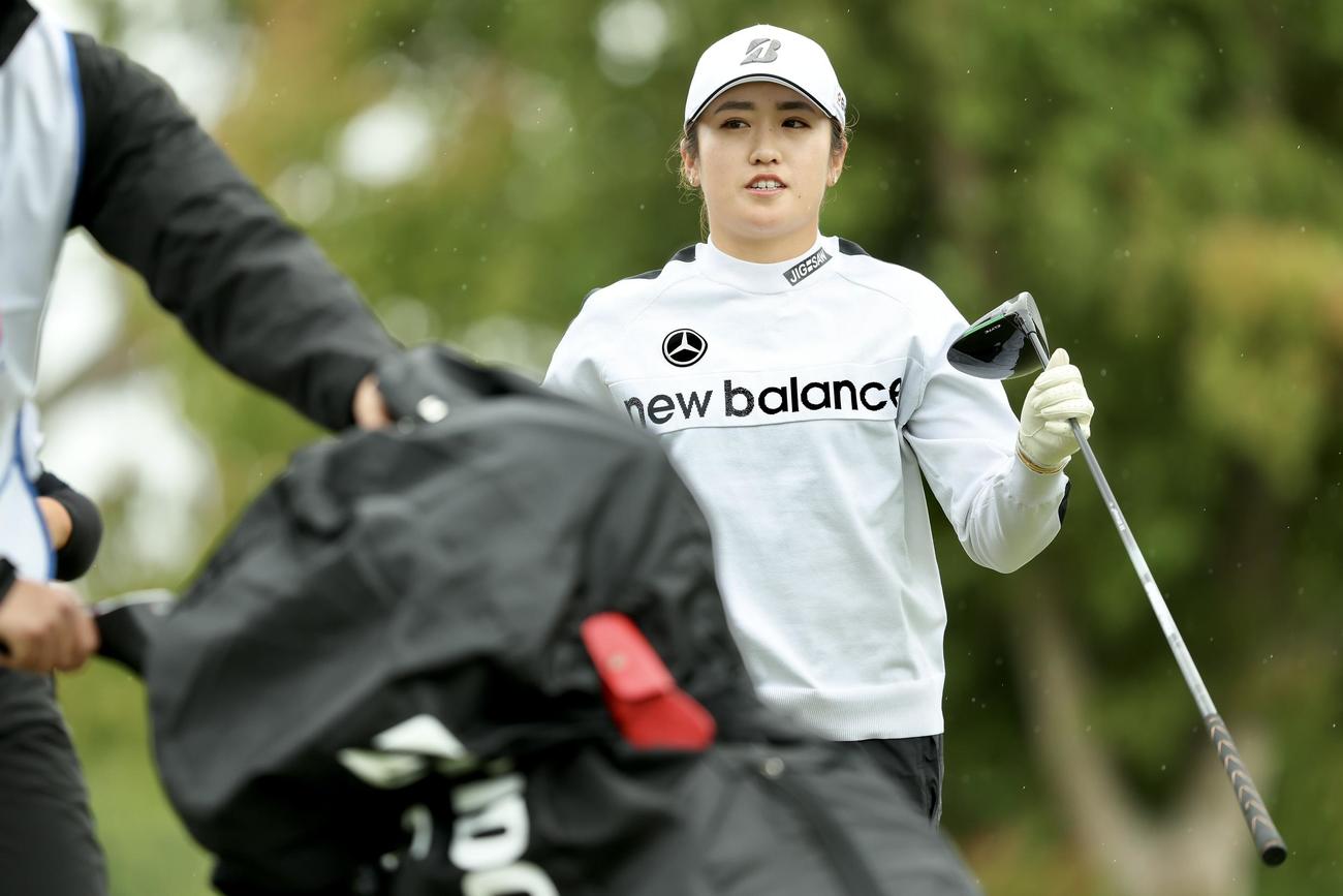 1番、ティーショット後に移動する稲見（撮影・河田真司）