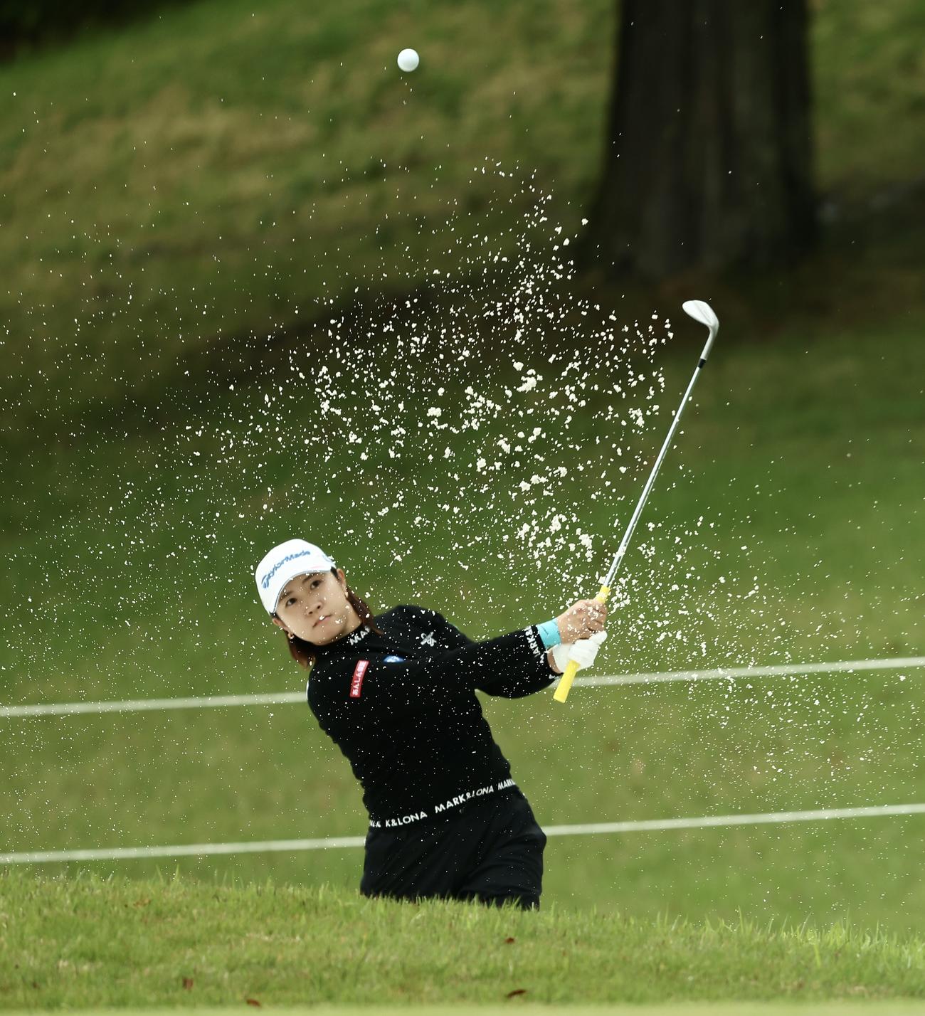 1番、バンカーショットを放つ泉田（撮影・河田真司）