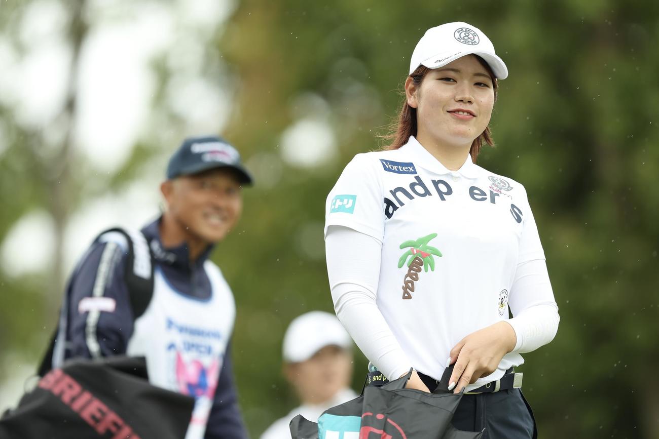 1番、ティーショット後に移動する桜井（撮影・河田真司）