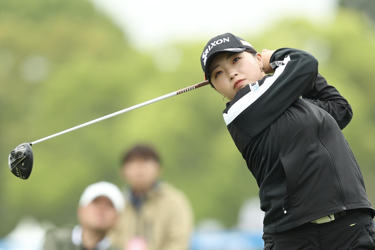 10番、ティーショットを放つ高久みなみ（撮影・河田真司）
