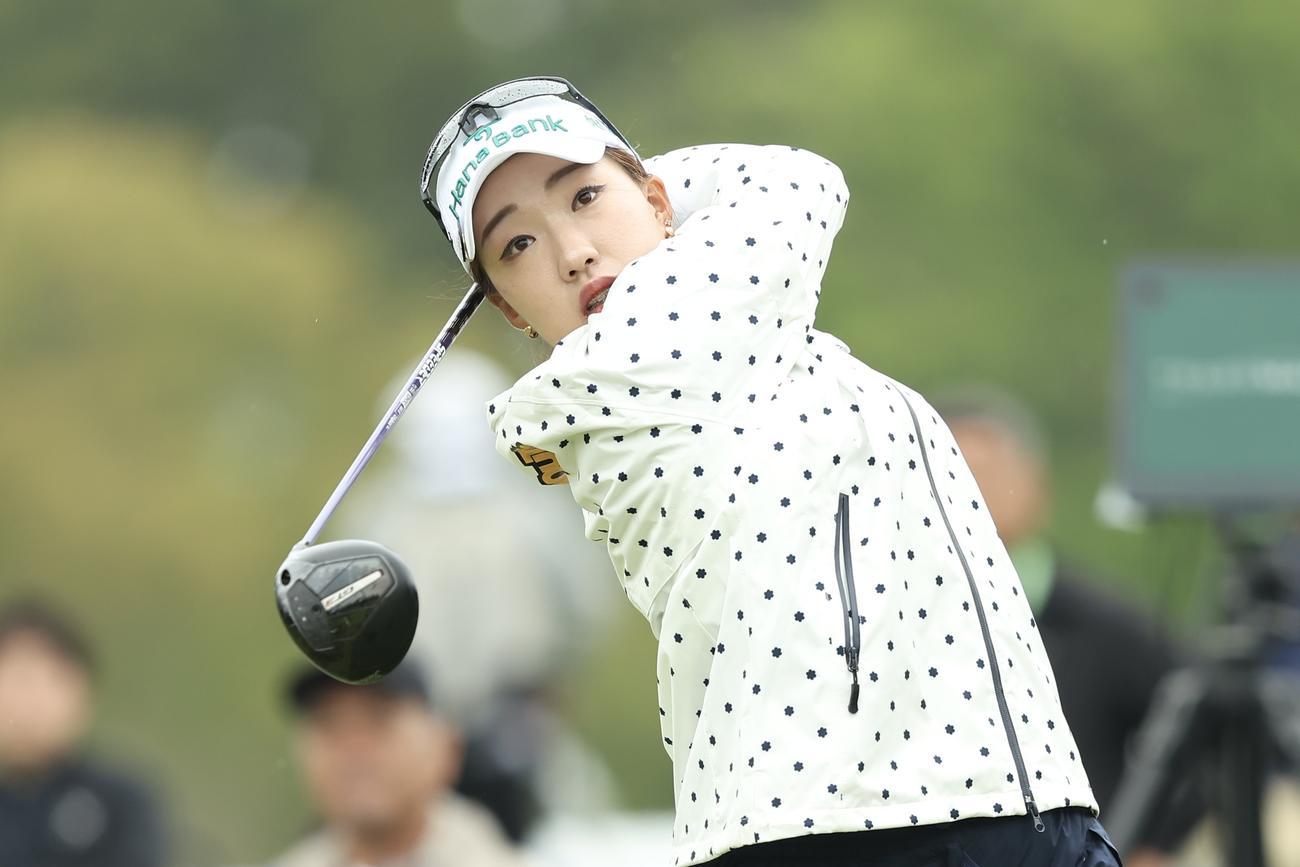 10番、ティーショットを放つイ・ヒョソン（撮影・河田真司）