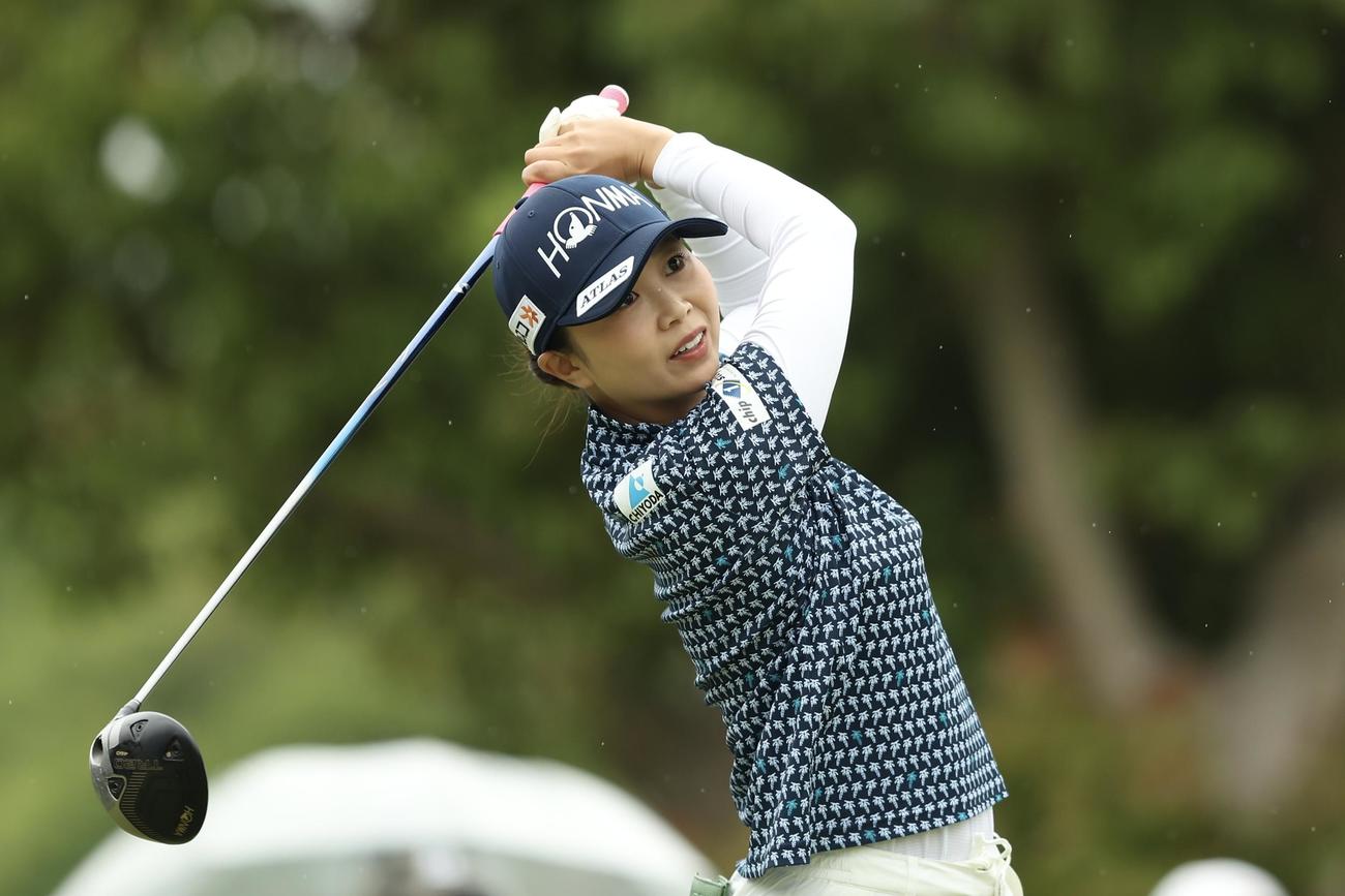 1番、ティーショットを放つ金沢（撮影・河田真司）