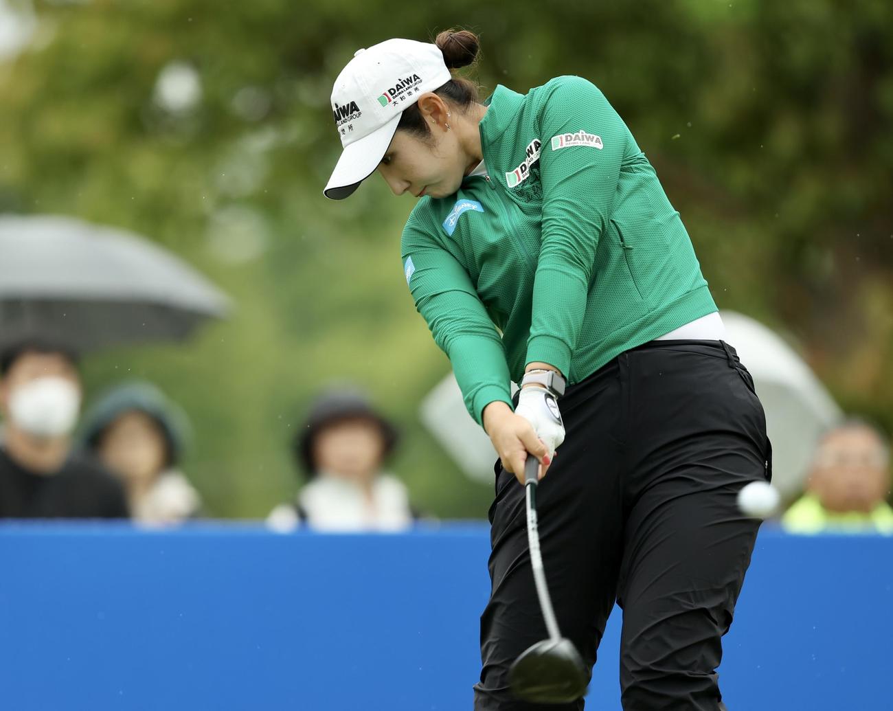 1番、ティーショットを放つペ・ソンウ（撮影・河田真司）