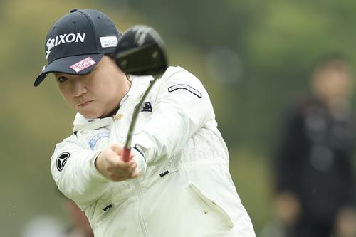 10番、ティーショットを放つ香妻（撮影・河田真司）