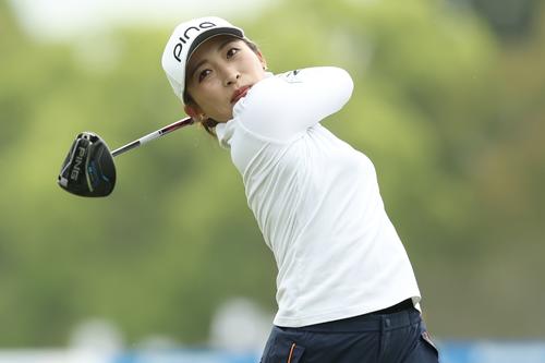 10番、ティーショットを放つ大出（撮影・河田真司）
