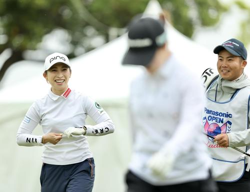 10番、ティーショット後に笑顔で移動する大出（撮影・河田真司）