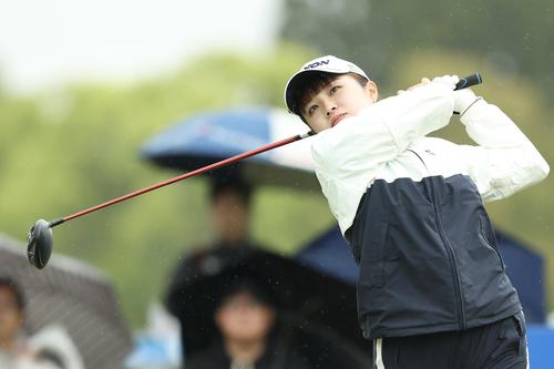 10番、ティーショットを放つ山本（撮影・河田真司）