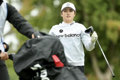 1番、ティーショット後に移動する稲見（撮影・河田真司）