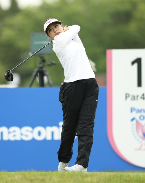 10番、ティーショットを放つ仲村（撮影・河田真司）