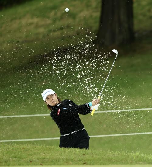 1番、バンカーショットを放つ泉田（撮影・河田真司）