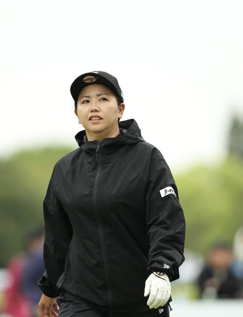 10番、ティーショット後に移動する山城（撮影・河田真司）