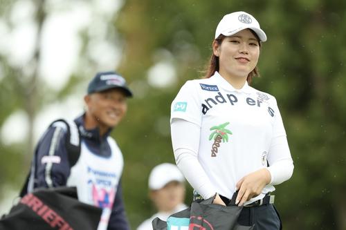 1番、ティーショット後に移動する桜井（撮影・河田真司）