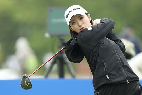 10番、ティーショットを放つ清本（撮影・河田真司）