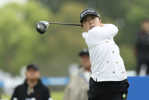 10番、ティーショットを放つ手塚（撮影・河田真司）