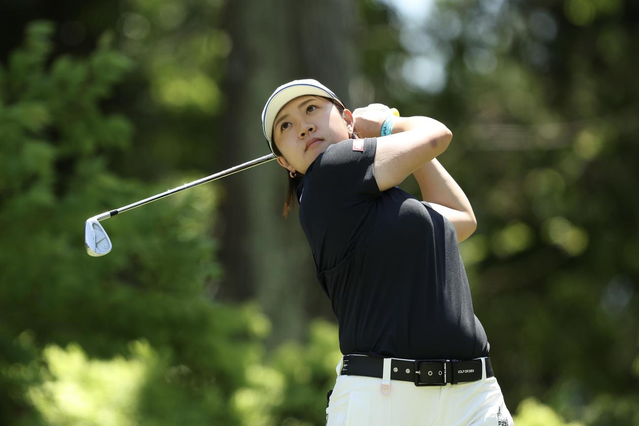 14番、ティーショットを放つ泉田（撮影・河田真司）