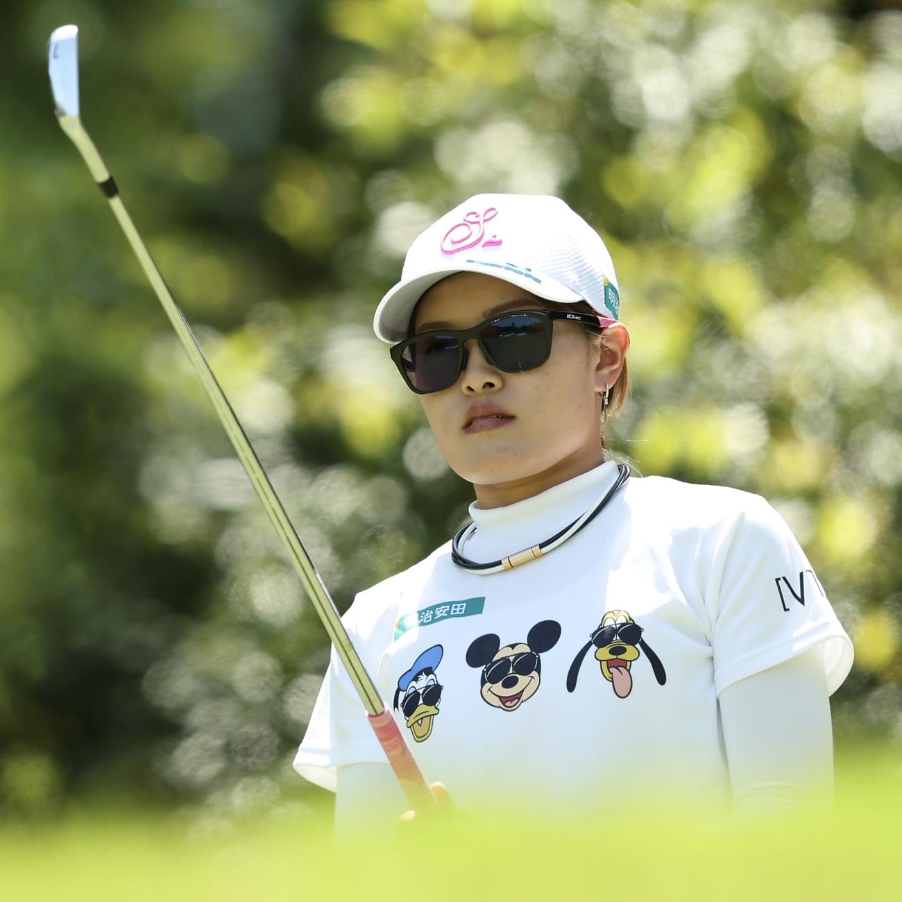 14番、ティーショットに臨む小倉（撮影・河田真司）