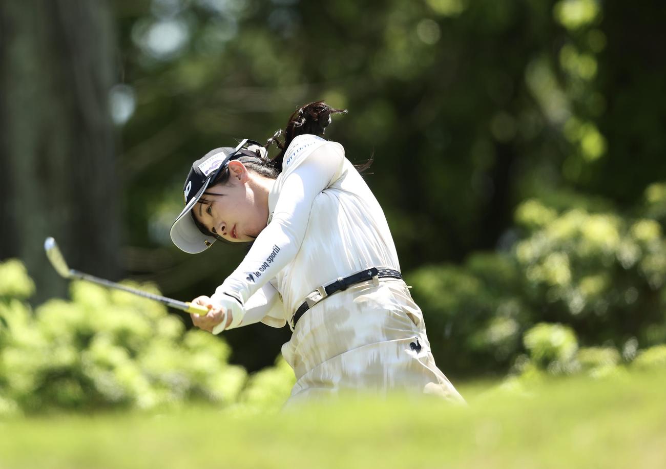14番、ティーショットを放つ菅沼（撮影・河田真司）