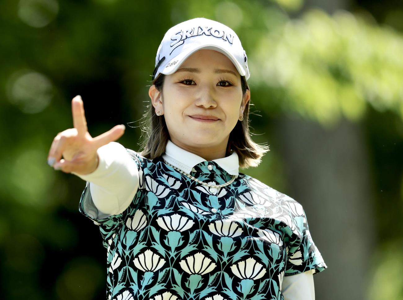 14番、ピースサインし移動する安田彩（撮影・河田真司）