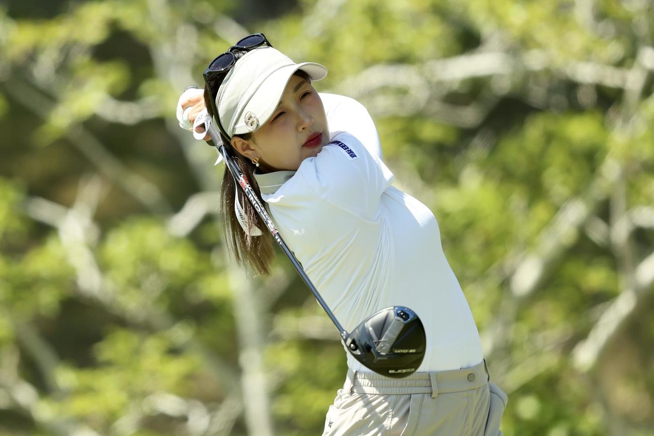 11番、ティーショットを放つリ・ハナ（撮影・河田真司）