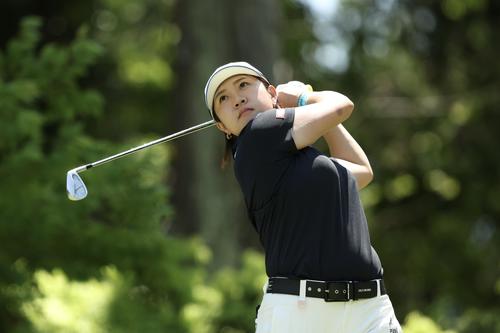 14番、ティーショットを放つ泉田(撮影・河田真司)