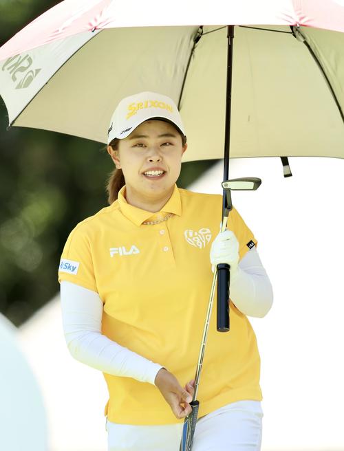 14番、日傘を差し移動する永田(撮影・河田真司)