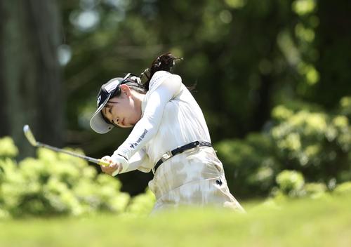14番、ティーショットを放つ菅沼(撮影・河田真司)