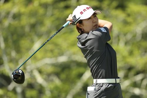 11番、ティーショットを放つ権藤(撮影・河田真司)