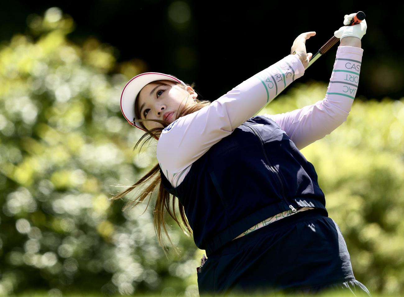 14番、ティーショットを放つ小林光（撮影・河田真司）