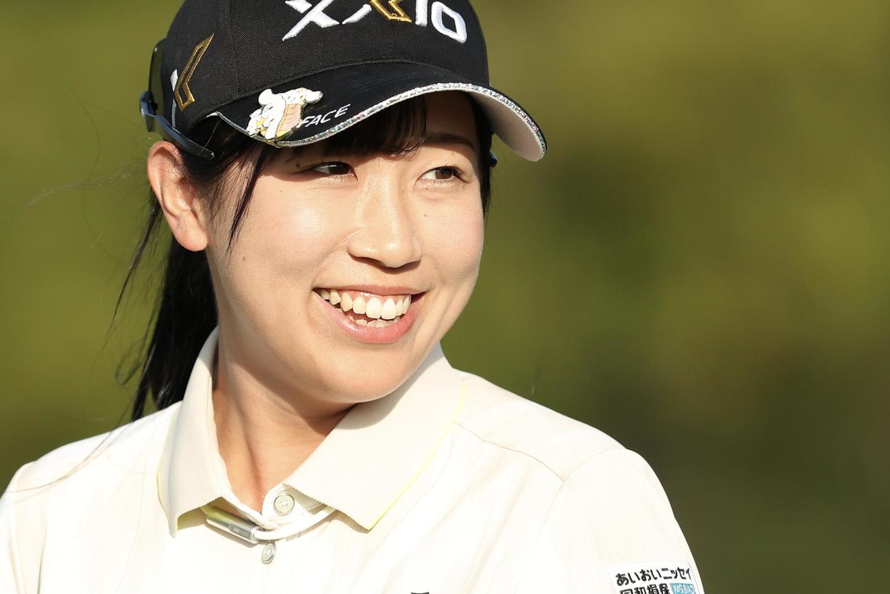 9番、バーディーを決め、笑顔で移動する菅沼（撮影・河田真司）