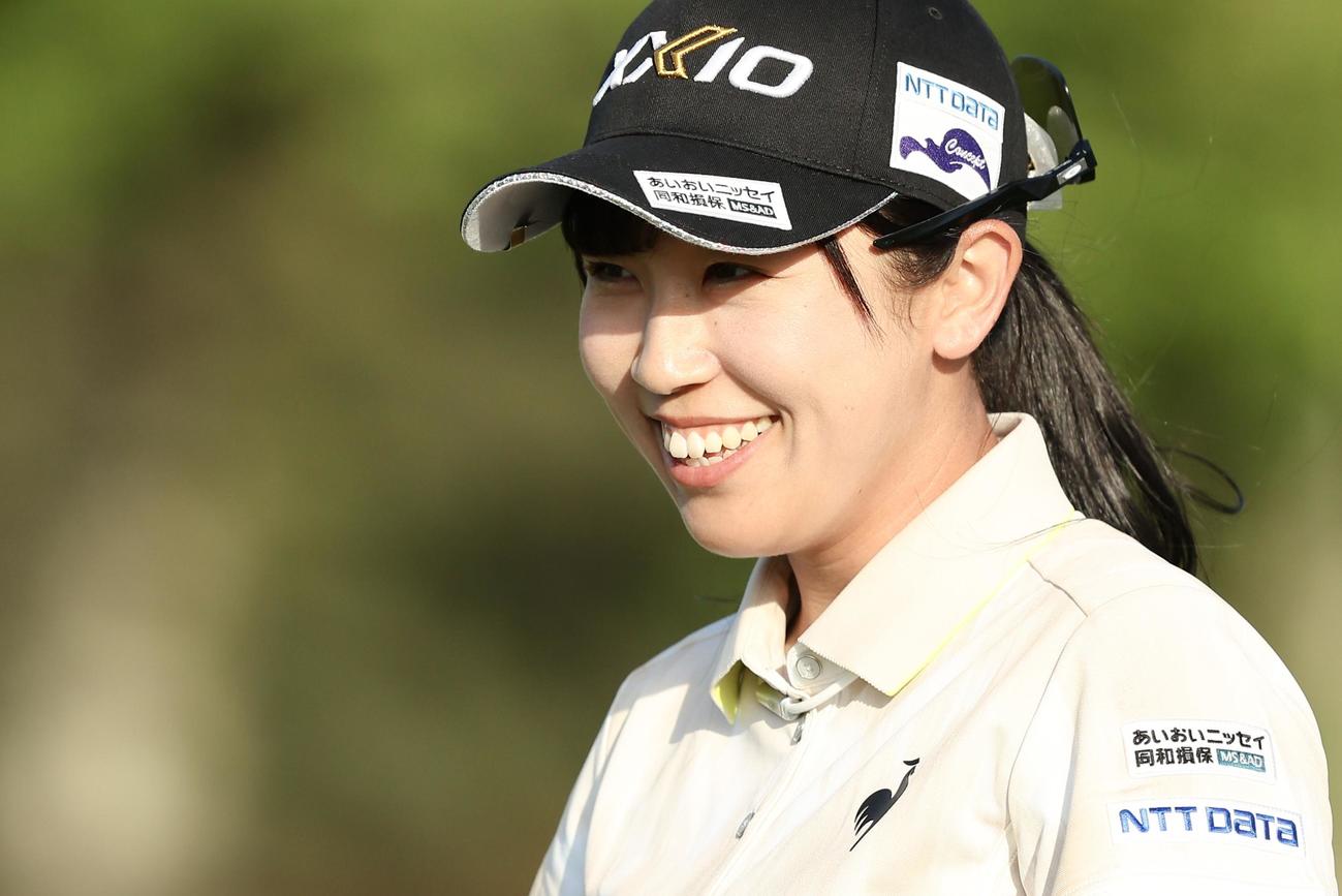 9番、バーディーを決め、笑顔で移動する菅沼（撮影・河田真司）