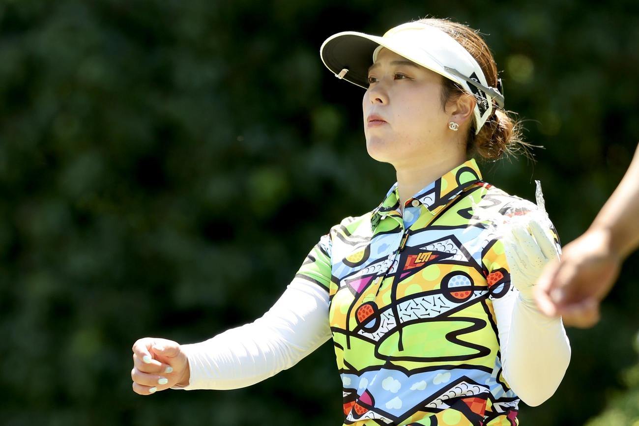 14番、ティーショットを放ち移動する仲村（撮影・河田真司）