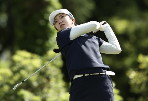 14番、ティーショットを放つ堀琴（撮影・河田真司）