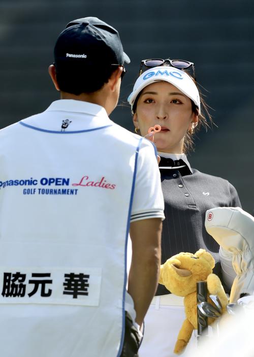 14番、キャディに菓子を見せる脇元（撮影・河田真司）