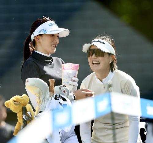 14番、笑顔で言葉を交わす脇元（左）と全美貞（撮影・河田真司）