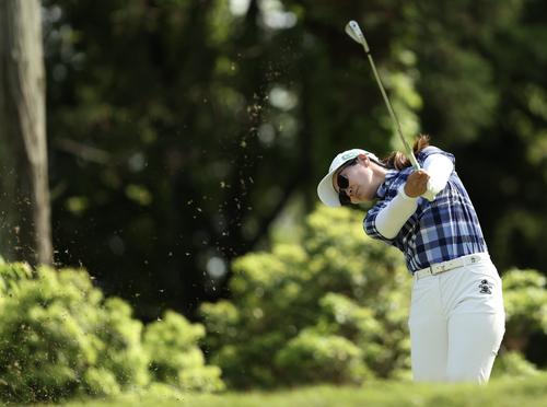 14番、ティーショットを放つ神谷（撮影・河田真司）