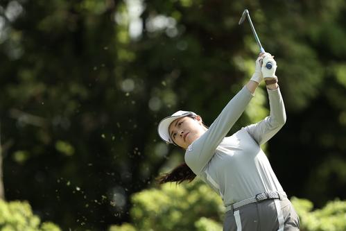 14番、ティーショットを放つ大里（撮影・河田真司）