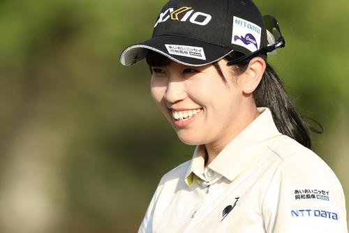 9番、バーディーを決め、笑顔で移動する菅沼（撮影・河田真司）