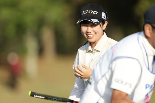 9番、バーディーを決め、笑顔で移動する菅沼（撮影・河田真司）