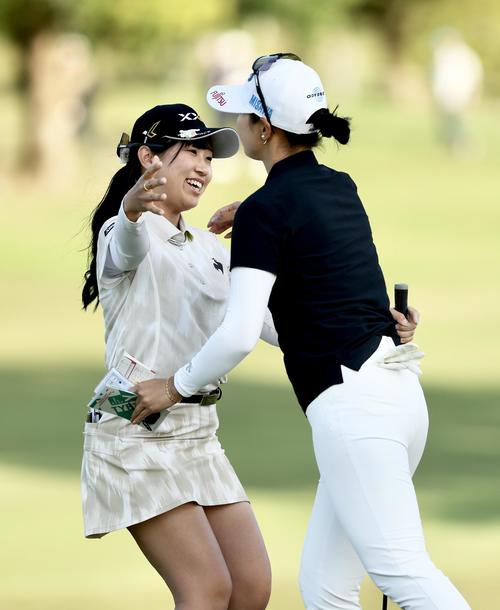 9番、柏原（右）とあいさつを交わす菅沼（撮影・河田真司）