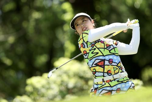 14番、ティーショットを放つ仲村（撮影・河田真司）