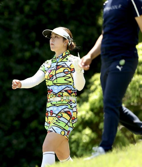 14番、ティーショットを放ち移動する仲村（撮影・河田真司）