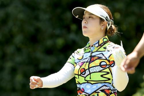 14番、ティーショットを放ち移動する仲村（撮影・河田真司）