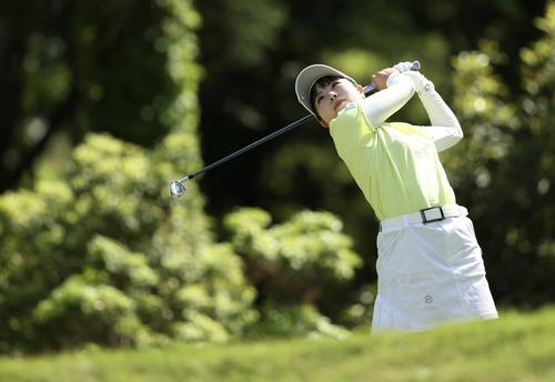 14番、ティーショットを放つ尾関（撮影・河田真司）