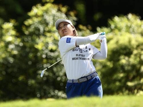 14番、ティーショットを放つ仁井（撮影・河田真司）