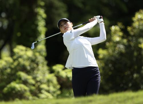 14番、ティーショットを放つ新垣（撮影・河田真司）