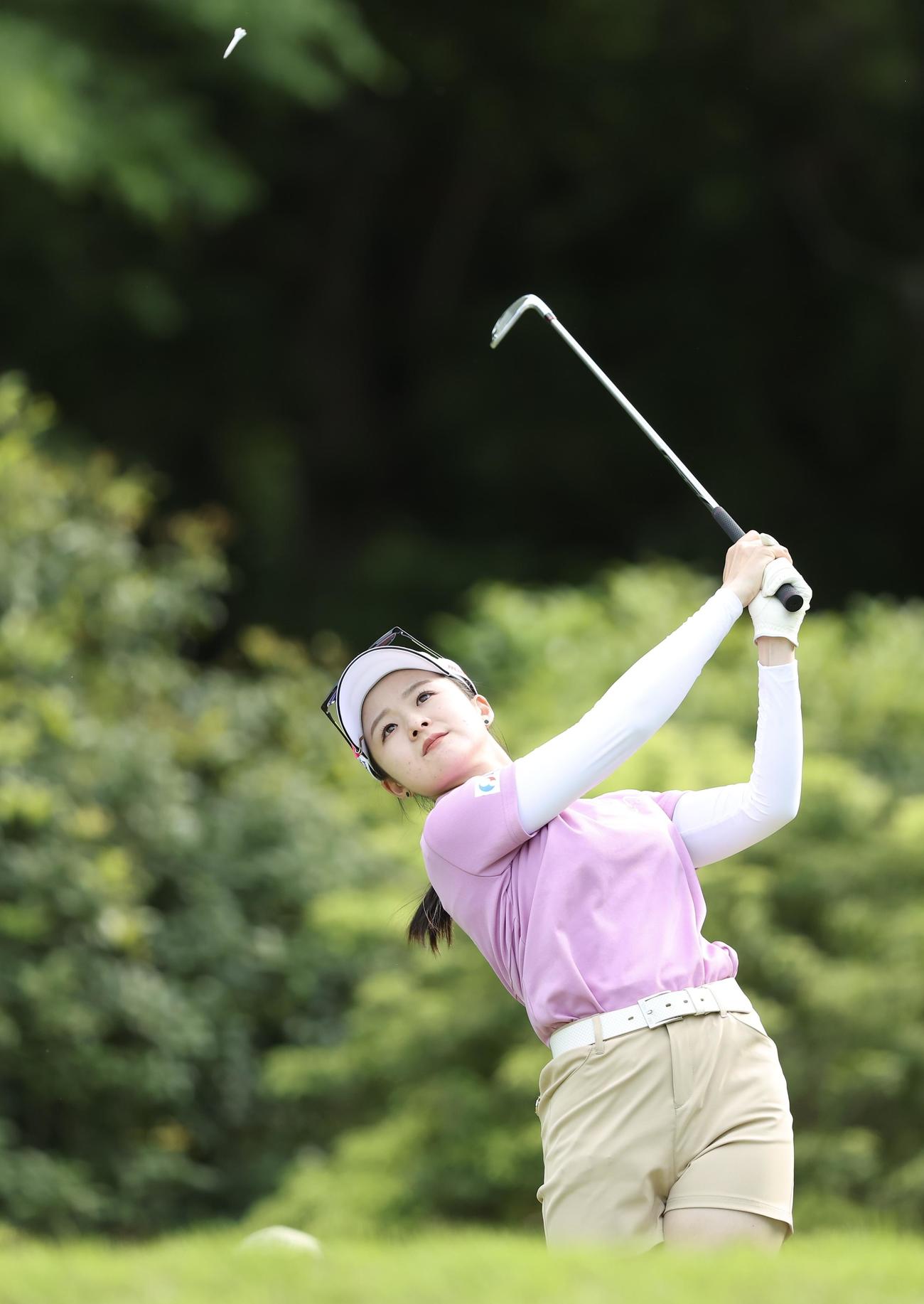 14番、ティーショットを放つ川崎（撮影・河田真司）