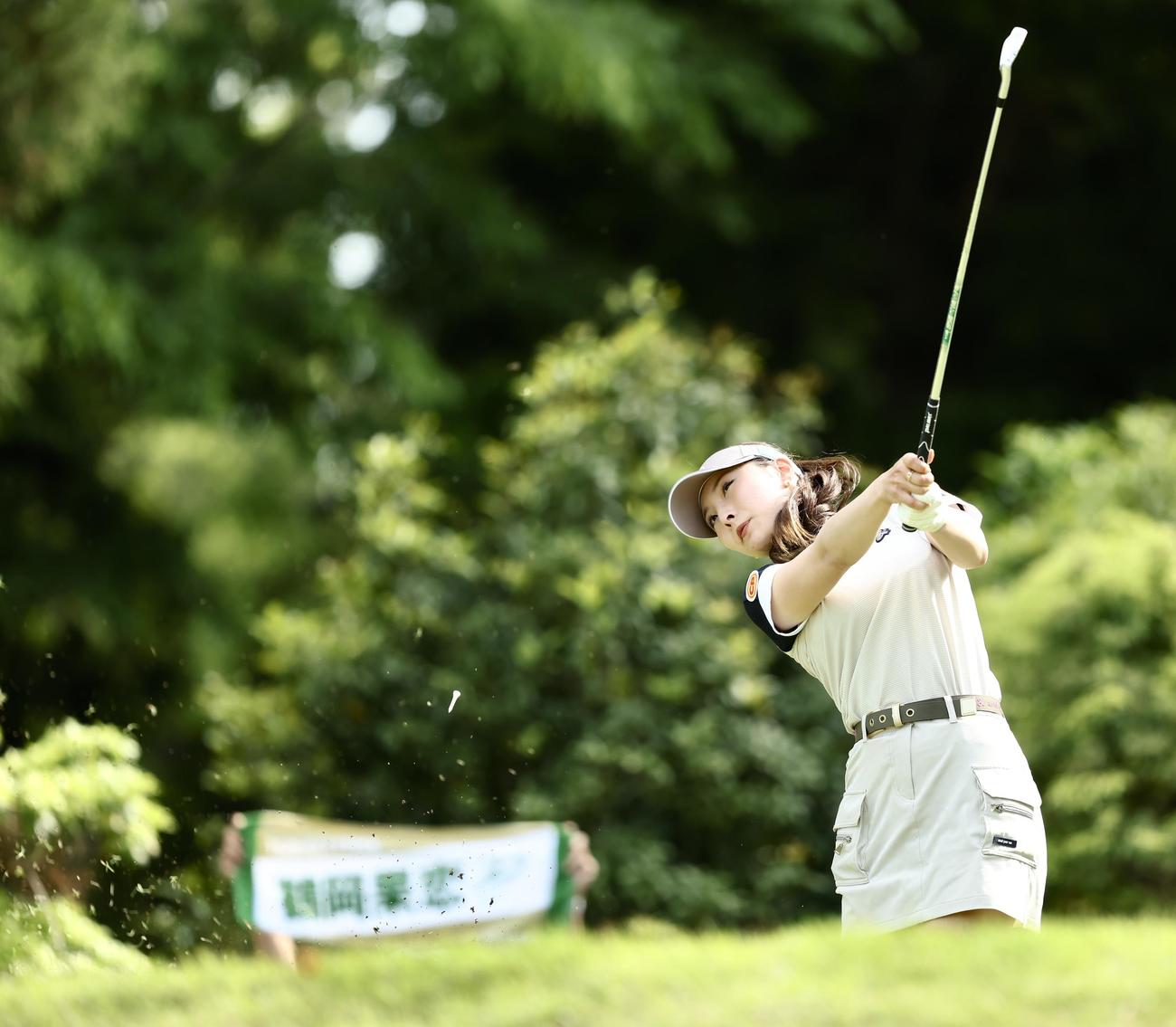 14番、ティーショットを放つ鶴岡果恋（撮影・河田真司）